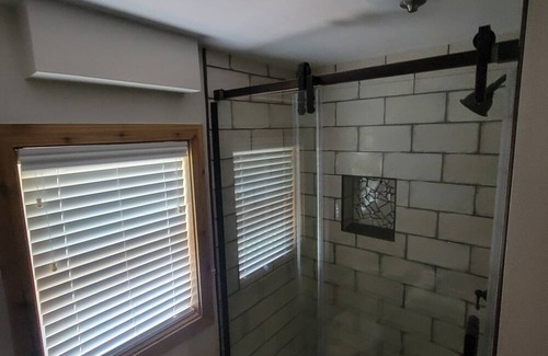 Ingleside House | modern rustic 4-bedroom lake house in peaceful Ingleside with WiFi, AC