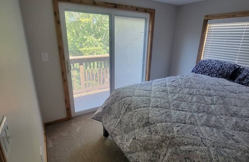 Ingleside House | modern rustic 4-bedroom lake house in peaceful Ingleside with WiFi, AC