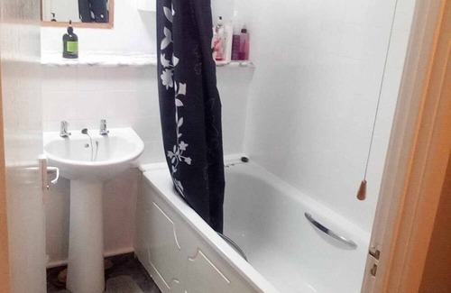 Dover House | Double bedroom located in a quiet place walking distance to seaside and town