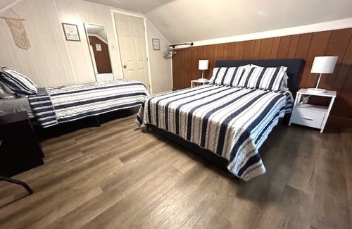 Prestonia House | Easy Walk to Expo Center & KY Kingdom ~ Airport 1 mi ~ Bourbon Tour ~ Sleeps 10