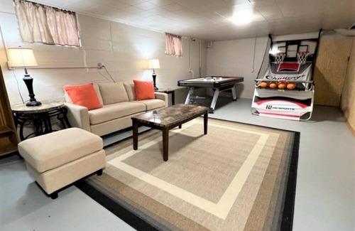 Prestonia House | Easy Walk to Expo Center & KY Kingdom ~ Airport 1 mi ~ Bourbon Tour ~ Sleeps 10