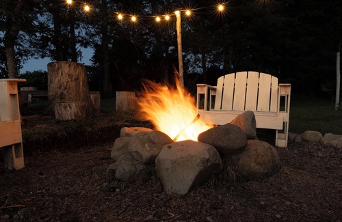 Roble Cottage | Tranquil Retreat with Stunning Views and Cozy Fireplace