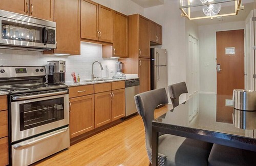 Central Business District Resort | Enjoy ESSENCE FESTIVAL WEEKEND with rooftop deck, pool and gym amenities!!