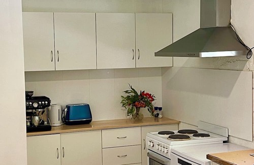 Duncan Other | Large beachside Homestead, private apartments, fireplace, 3 min walk to beach.n