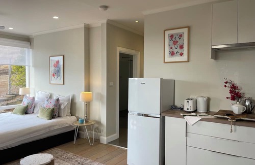 Duncan Other | Large beachside Homestead, private apartments, fireplace, 3 min walk to beach.n