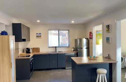 Duncan Other | Large beachside Homestead, private apartments, fireplace, 3 min walk to beach.n