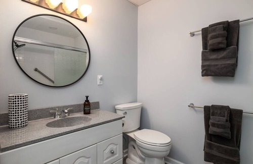 Burlington House | Secluded retreat in the countryside on a private lake, kayaks & walking trails.