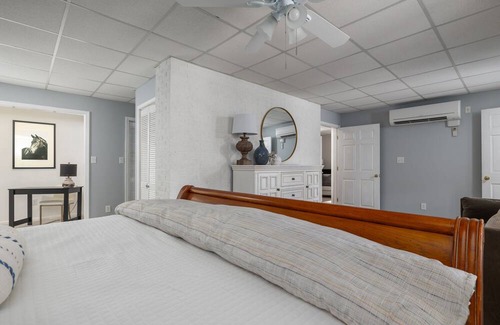 Burlington House | Secluded retreat in the countryside on a private lake, kayaks & walking trails.