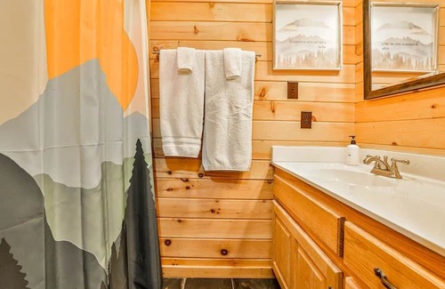 Clayton Cabin | Secluded Cabin-3br-hot Tub-mountain View Retreat 3 Bedroom Cabin by RedAwning