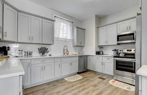 Urban Core Cottage | Sleeps 11, 9 beds