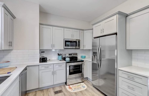 Urban Core Cottage | Sleeps 11, 9 beds