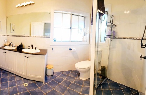 Carrickalinga House | Spacious house on hilltop with magnificent views