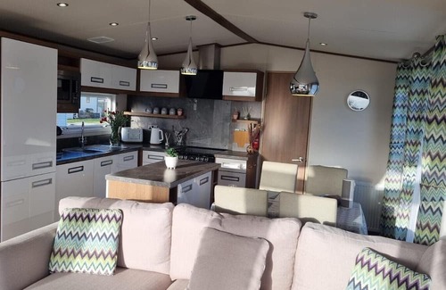 New Forest District Cabin | Stunning Seaside Lodge Nr New Forest 2 bed