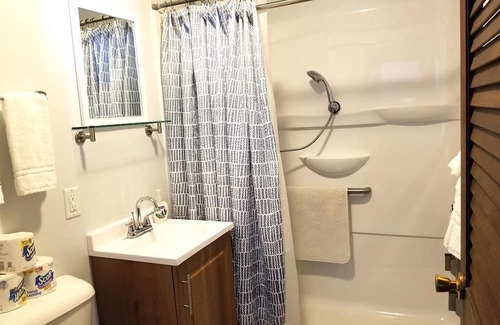 Eastport Cottage | Cozy 2 bedroom cottage with deep water frontage