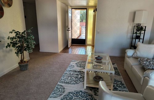 Green Valley Country Club Estates House | Single garage townhome in Green Valley with Green Valley rec access. Pets ok