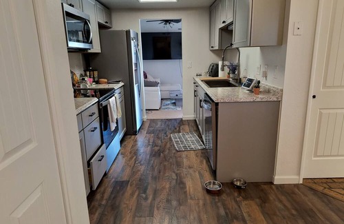 Green Valley Country Club Estates House | Single garage townhome in Green Valley with Green Valley rec access. Pets ok