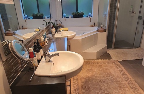 Beaconsfield House | Large Family Home, Close to Fremantle, Restaurants, 2mins drive to South Beach!