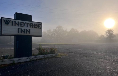 Grove Hill Cabin | Quiet Lodge, with FREE WIFI and FREE BREAKFAST. Pet friendly!