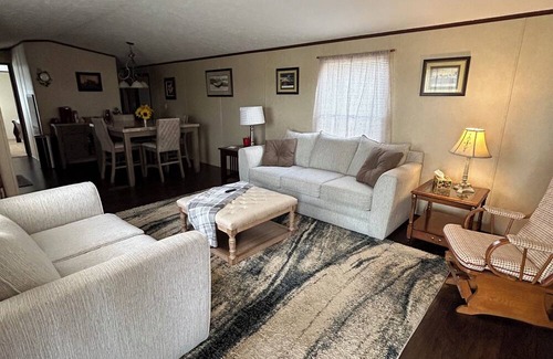 Pickens House | Getaway to Pickens, SC. Only minutes to the mountains, the lake or Clemson!