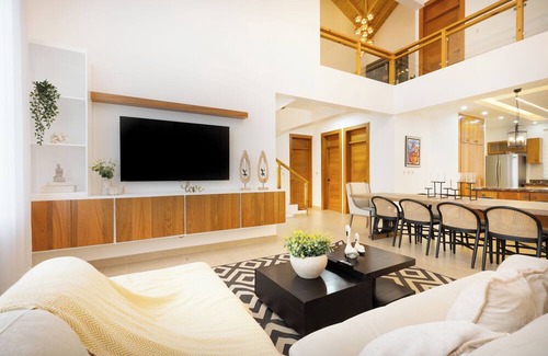 Bonao Villa | Hermosa villa rodeada de montañas, Combina elegancia moderna con la naturaleza.