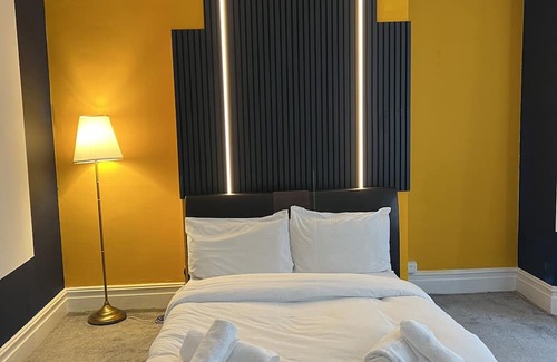 Westcliff-on-Sea Apartment | Deluxe big size bedroom with a shared bathroom