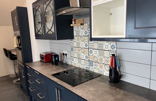 Westcliff-on-Sea Apartment | Mid-size bedroom with shared bathroom