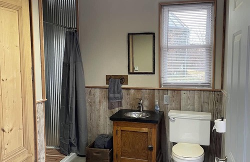 Norwalk Cabin | Charming Waterfront Tiny House & Sauna