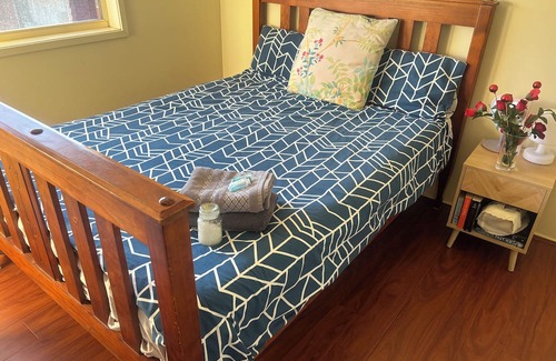 Kanahooka Bed & Breakfast | Lakeside Manor 2 Private Bedrooms with amenities