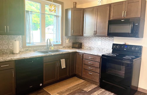 Ludington House | MARINA LAKE HOUSE ON HAMLIN + PONTOON! 10min from Lake Michigan, 14+ guests.