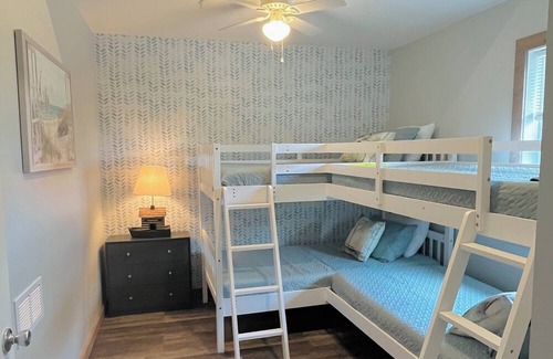 Ludington House | MARINA LAKE HOUSE ON HAMLIN + PONTOON! 10min from Lake Michigan, 14+ guests.