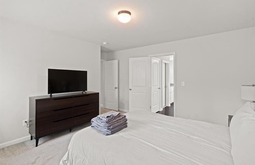 South Salisbury House | Pet Friendly 4 Bedroom in Salisbury!