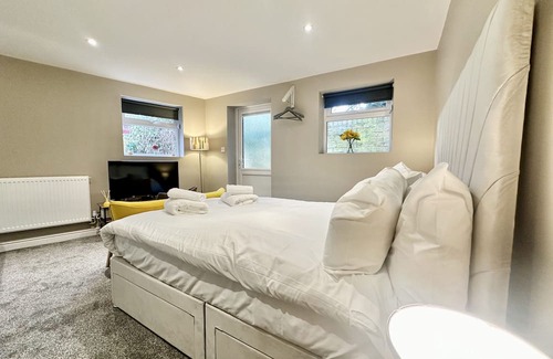 York Cottage | Firs Nook with Parking - a bungalow that sleeps 2 guests in 1 bedroom