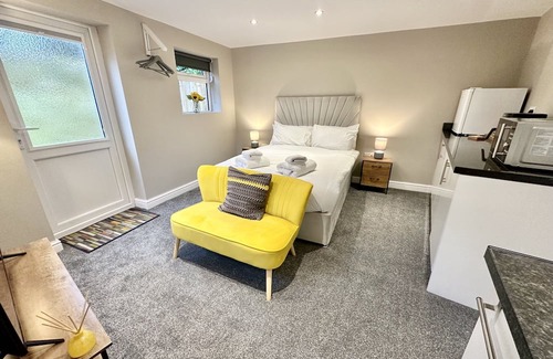 York Cottage | Firs Nook with Parking - a bungalow that sleeps 2 guests in 1 bedroom