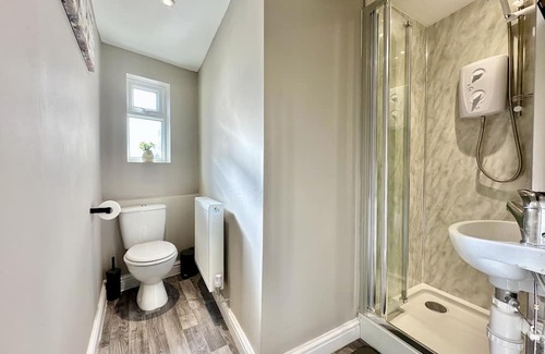 York Cottage | Firs Nook with Parking - a bungalow that sleeps 2 guests in 1 bedroom