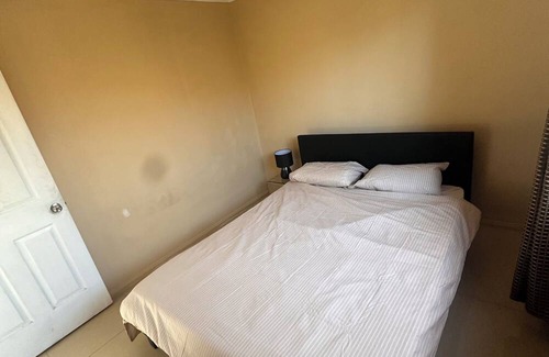 Greystanes House | Comfortable and cozy Graystanes home with garage