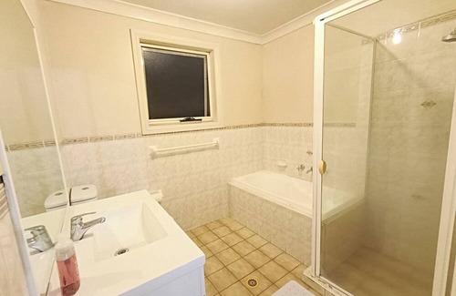 Greystanes House | Comfortable and cozy Graystanes home with garage