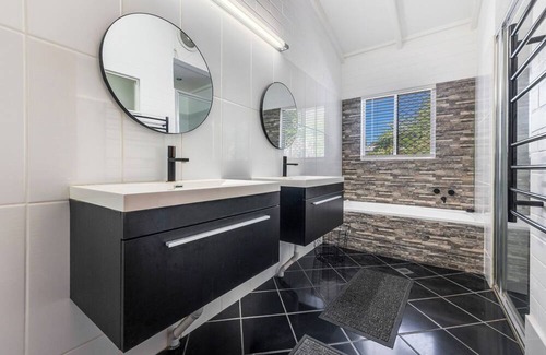 Karama House | LUX POOLSIDE ESCAPE in LARGE FAMILY HOME