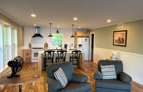 Duluth Apartment | Serene Beach and Stunning Cottage Apartment on Lake