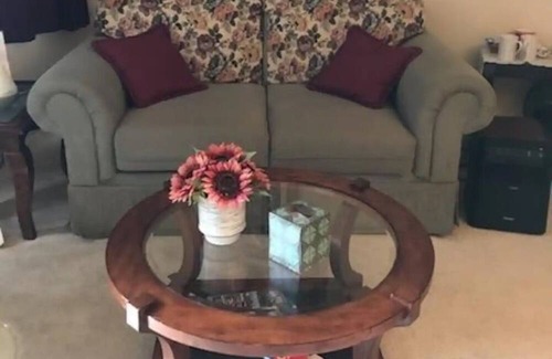 Cascade Apartment | cozy, quiet with Mountain View’s . Super friendly hosts.