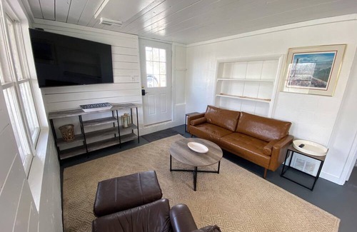 Indianapolis Apartment | White River Bungalow A. Waterfront family and pet friendly retreat!