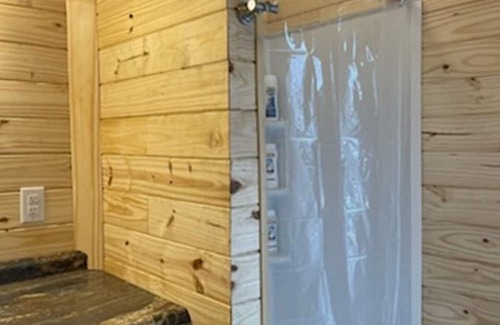 Gowensville Cabin | Treehouse at the Persimmon Farm