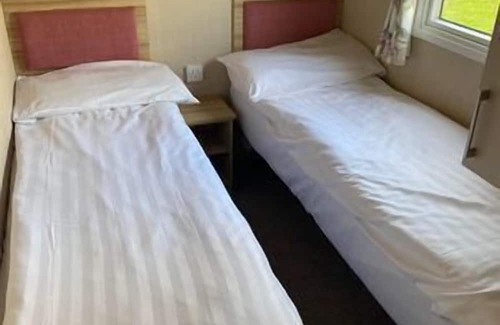 Tunstall Ski Chalet | Budget 3-Bed Caravan in Tunstall, Hull