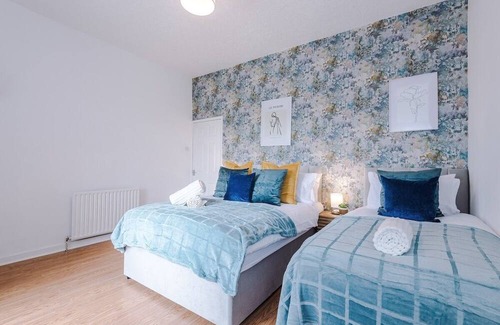 Clayton House | Beautiful House in Manchester Sleeps 7 with Wi-Fi