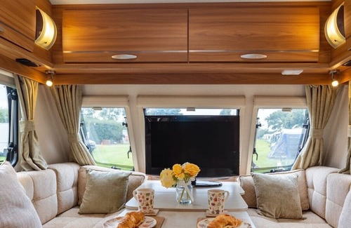 Whitchurch House | Luxury Lunar Caravan Sleeps 6