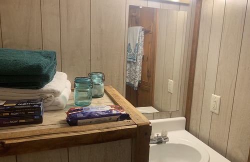 Henning Cabin | Hunting fishing cabin Fort pillow 2bd pets/kids ok, sleeps up to 7 ppl