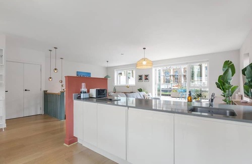 Bromley North Apartment | Historic East London 2 Bed 2 Bath Duplex