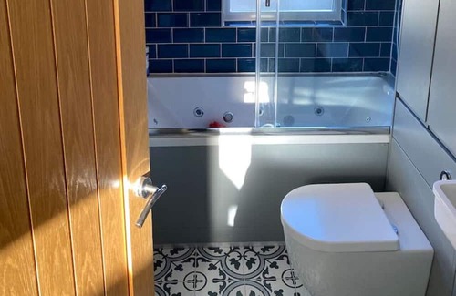 Portsmouth House | Sunny Chalet Bungalow & Annex