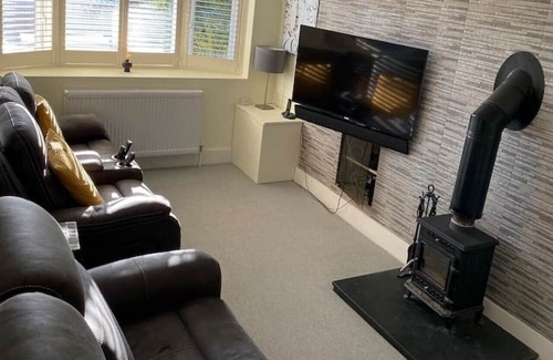 Portsmouth House | Sunny Chalet Bungalow & Annex