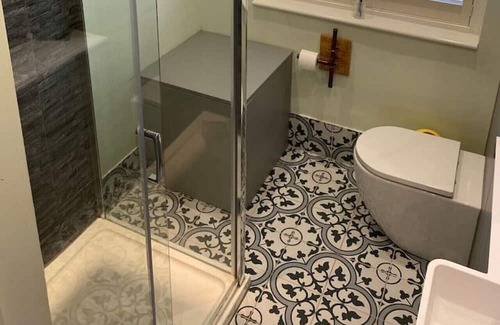 Portsmouth House | Sunny Chalet Bungalow & Annex