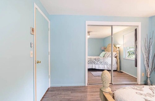 Largo Hotel | 2BR Home near Clearwater Beach with Free Parking, Wi-Fi & Firepit